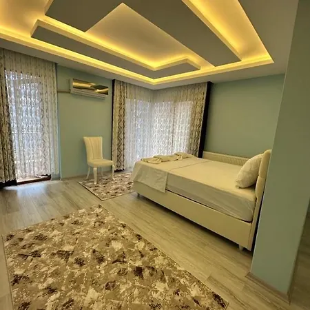 Rose Hotel *